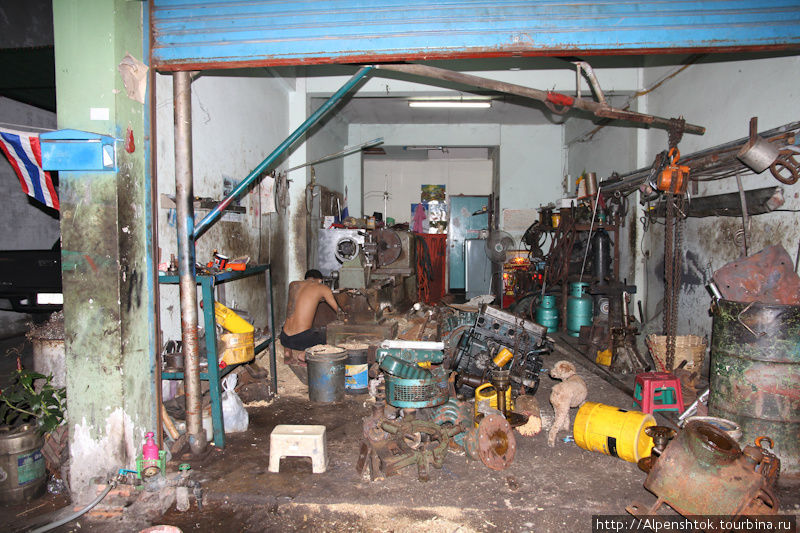Типичная трущебная мастерская Паттайя, Таиланд