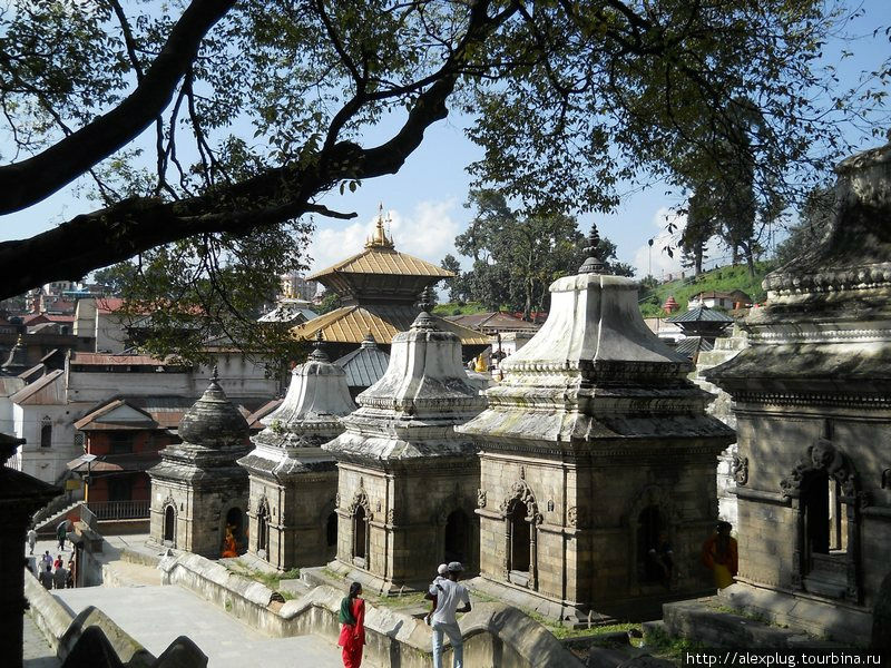 Храмовый комплекс окружен 108-ю такими часовнями, хранящими священные лингамы Шивы — символы жизни. Гокьо, Непал