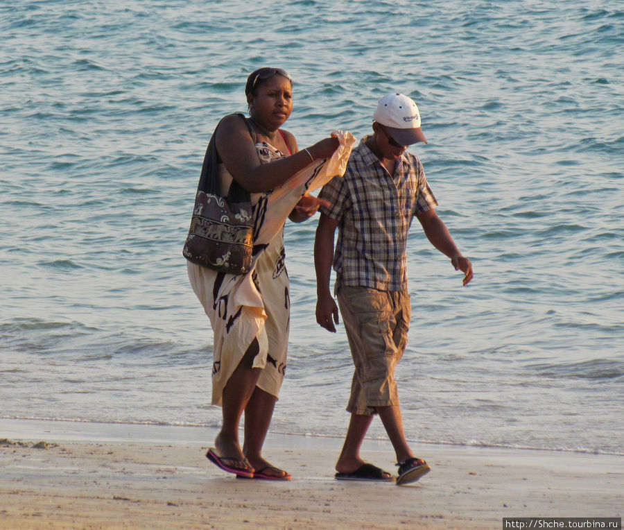 Воскресный променад на пляже острова Нуси Бе Нуси-Бе, Мадагаскар