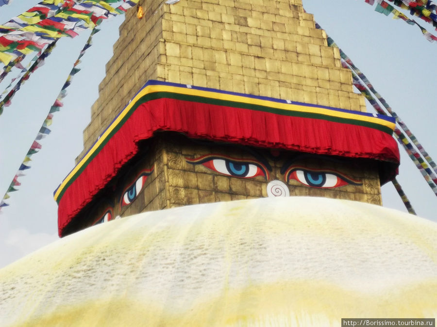 Глаза Будды обращены на все 4 стороны света, и видят всё... Непал