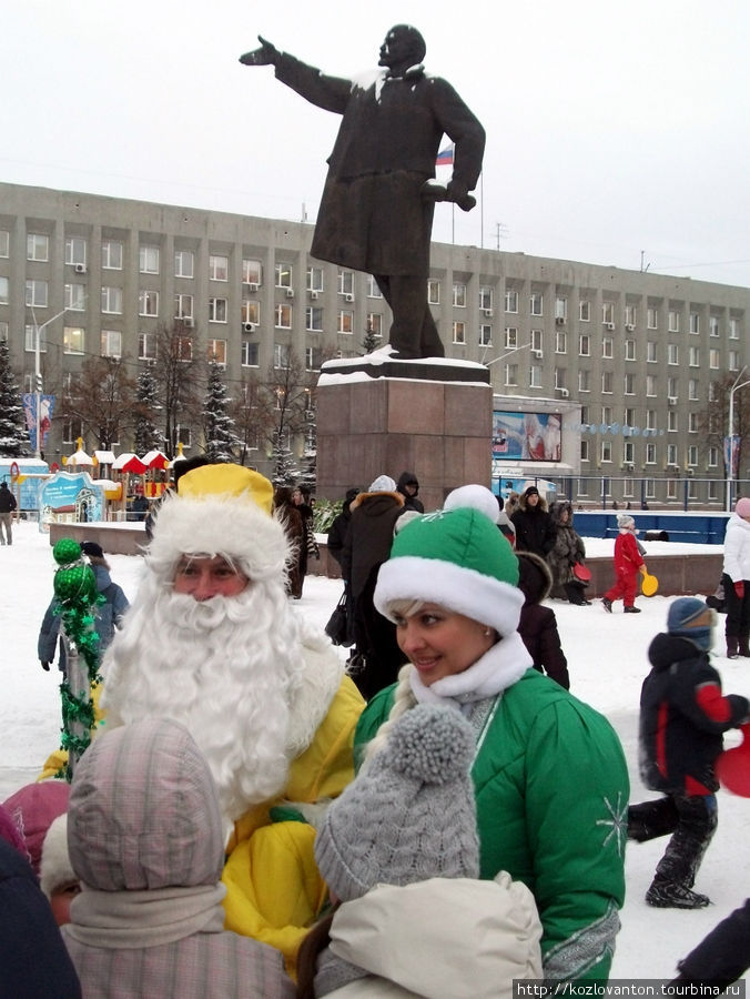 Дедушка Мороз выслушивает просьбы ребят, а дедушка Ленин указывает направление, где эти просьбы будут исполняться. Кемеровская область, Россия