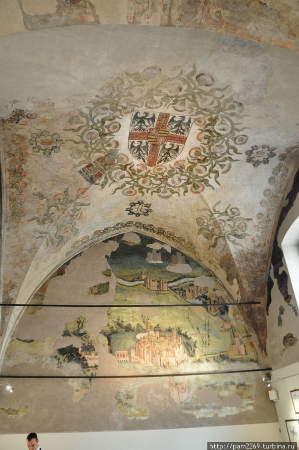 фрески на потолке
геральдика Гонзага в центре свода. Мантуя, Италия
