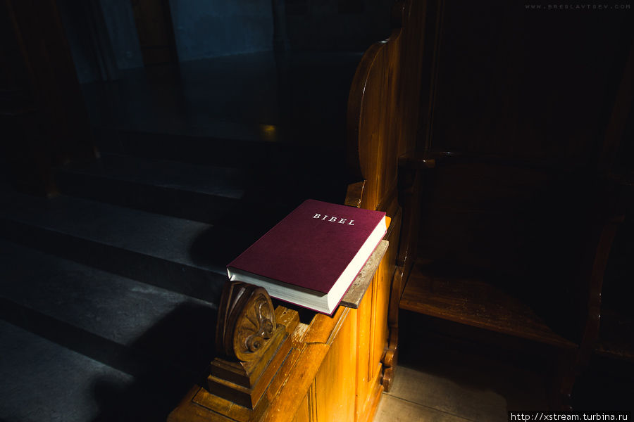 Библию видимо специально положили так, для любителей света и фотографии:) Цюрих, Швейцария