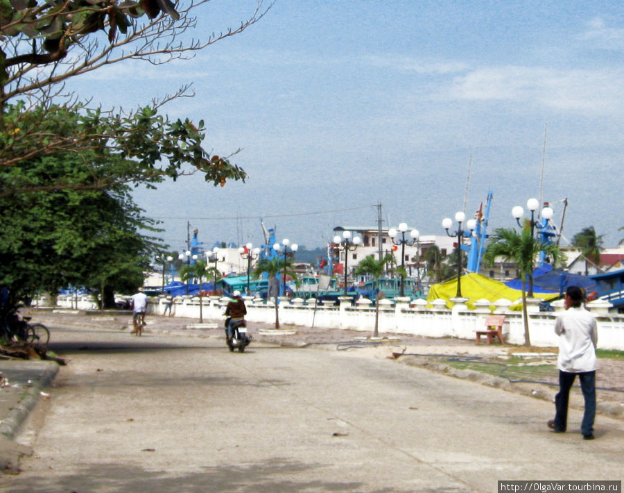 Проспект вдоль реки приведет к мосту. На противоположном берегу как раз и находится дневной рынок Дуонг-Донг, Вьетнам