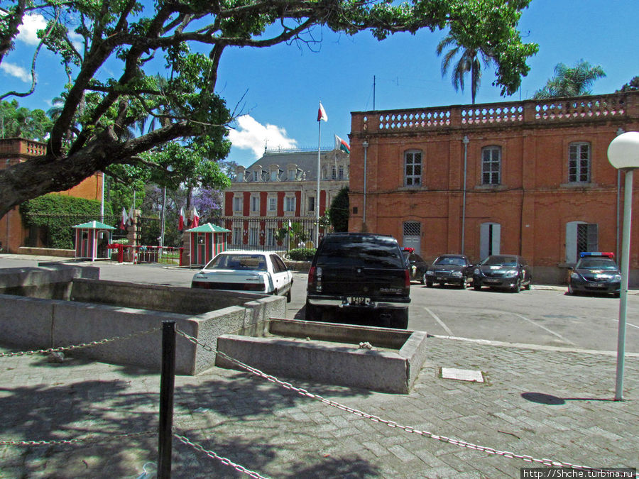 Напротив президентского дворца даже останавливаться запрещено, по этому, что бы его снять, мы сделали два круга Антананариву, Мадагаскар