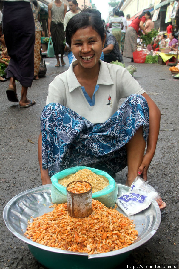 Улица - рынок Янгон, Мьянма
