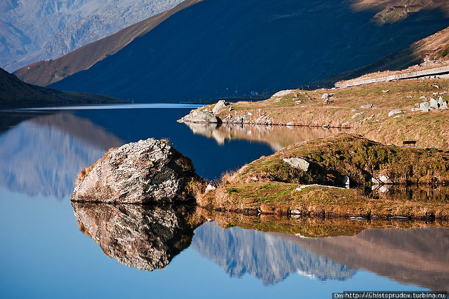 Кроме меня на озере не было ни души (семья еще мирно спала). Перевал Оберальп (2044м), Швейцария