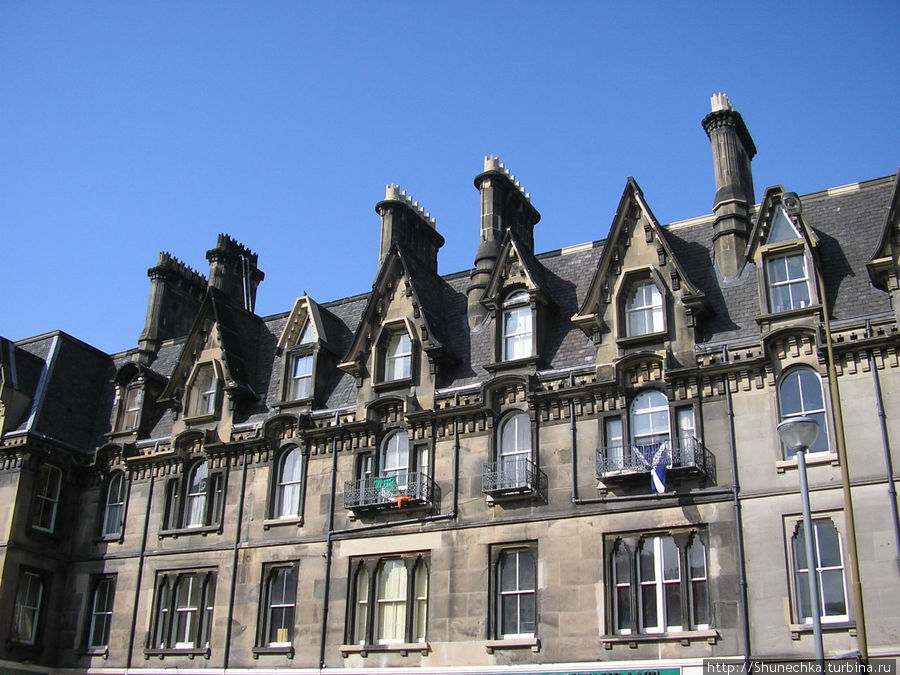 Каминные трубы — такой же рядовой элемент шотландских домов, как окна и двери. Шотландия, Великобритания