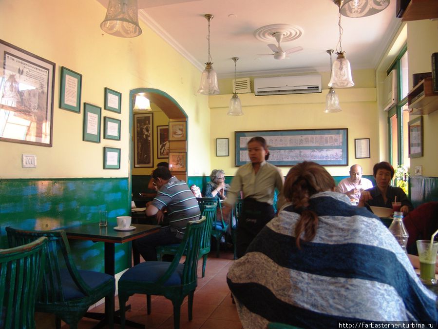 В кафе Green Turtle в магазине Full Circle на Хан Маркет ничего не меняется со временем Дели, Индия