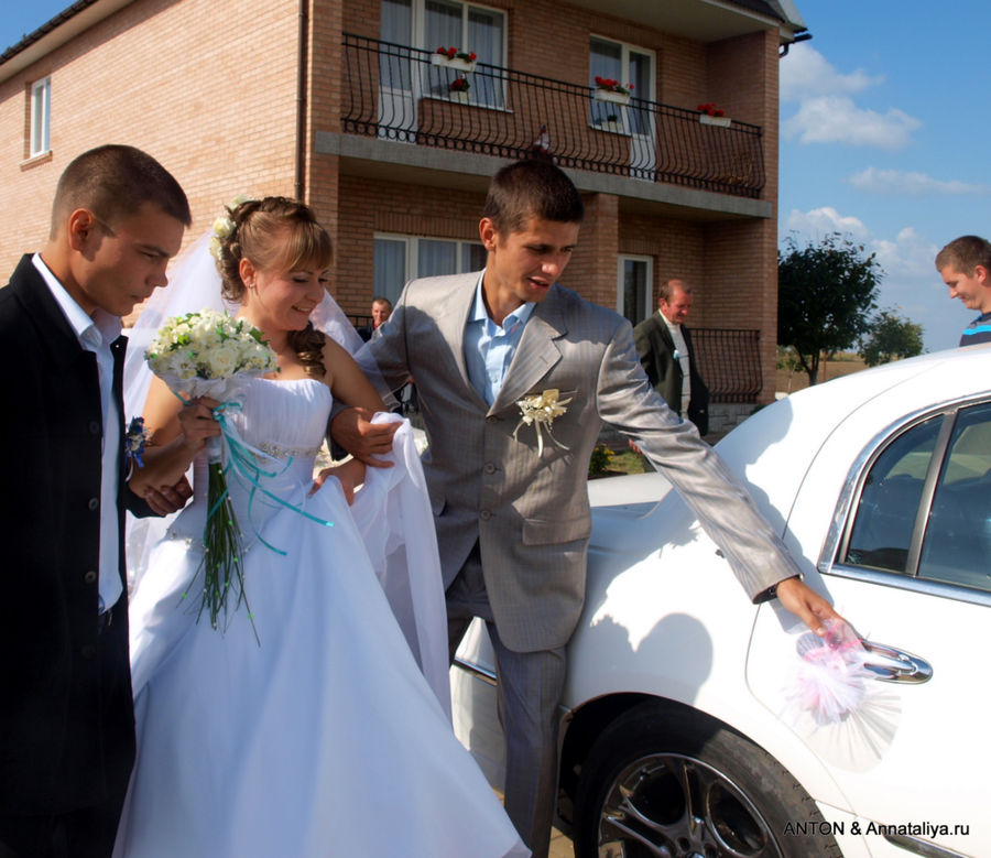 К машине невесту подводят друзья жениха. Новоукраинка, Украина