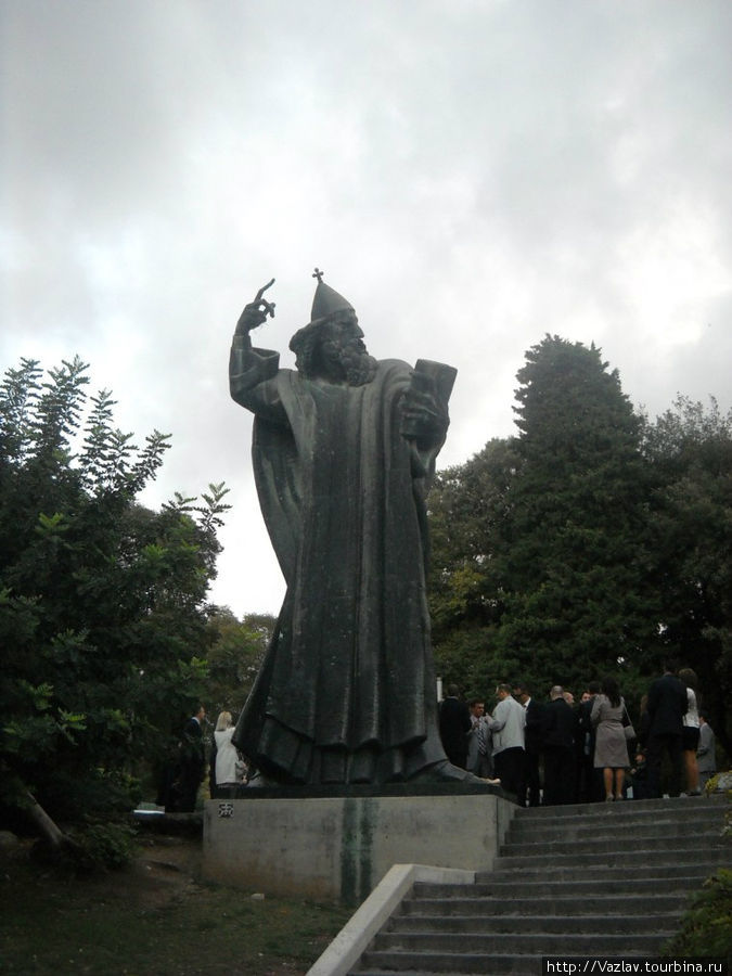 Памятник и свадьба рядом с ним; если приглядеться, можно заметить, как натёрт палец ноги у статуи Сплит, Хорватия