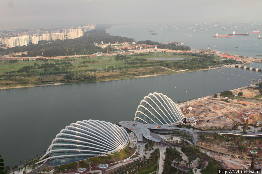А внизу, не переставая ведутся работы по созданию парка... Сингапур (город-государство)