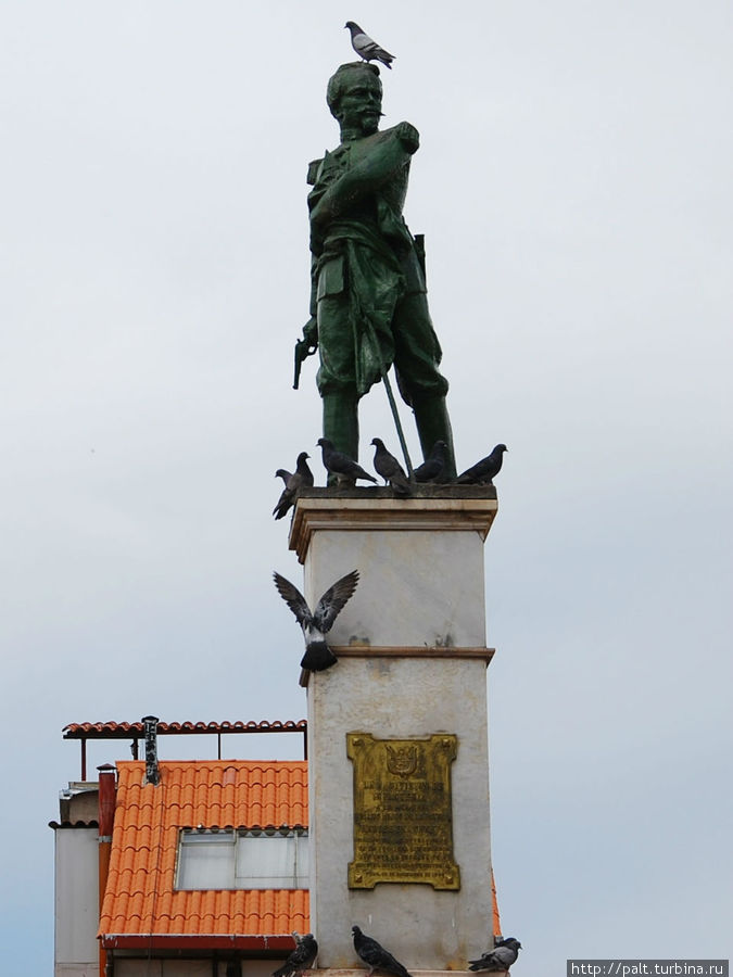 Символично — памятник герою Тихоокеанской войны и птицы мира Пуно, Перу