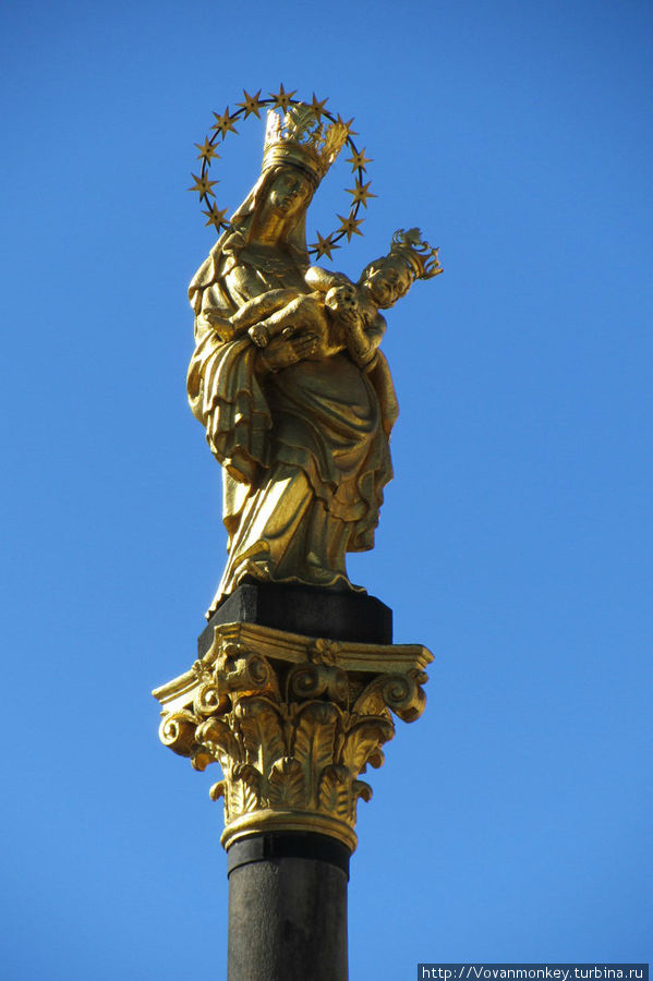 Венчает колонну золотая скульптура Девы Марии, которая является копией готической статуи Пльзеньской Мадонны, которая находится в главном алтаре Собора Святого Варфоломея. Пльзень, Чехия