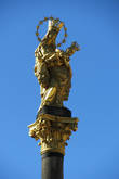Венчает колонну золотая скульптура Девы Марии, которая является копией готической статуи Пльзеньской Мадонны, которая находится в главном алтаре Собора Святого Варфоломея.