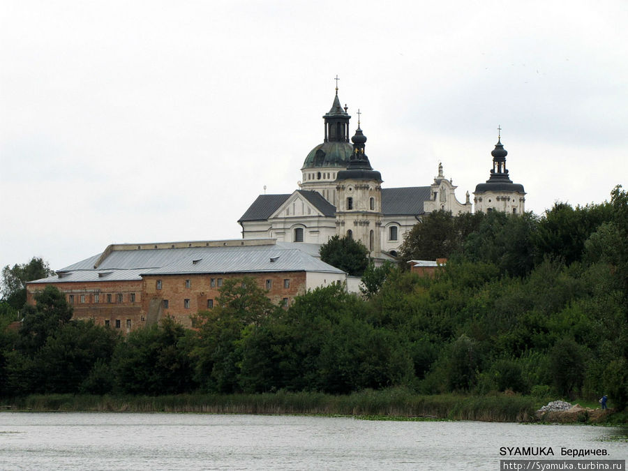 Кляштор в Бердичеве — величественный архитектурный комплекс с оборонительными стенами, башнями и великолепным костёлом в стиле барокко. Вид на монастырь со стороны пешеходного моста.