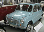 NSU/FIAT Jagst (Fiat-600)
Выпускавшаяся с 1960 по 1969 год модификация Fiat-600D получила другое оформление передка и молдинг, идущий от повторителя указателя поворотов на переднем крыле почти через всю дверь. Автомобиль получил более мощный, 23-сильный двигатель, рулевой механизм был заменен на червячно-роликовый. В 1965 году у Fiat-600D появились двери, открывающиеся в привычную современным автомобилистам сторону, форточки в дверных стеклах, исчезли молдинг и эмблема на крышке багажника.
В 1956 году на базе Fiat-600 был создан прообраз современных мини-вэнов — однообъемный 6-местный (сиденья в три ряда) Fiat Multipla.