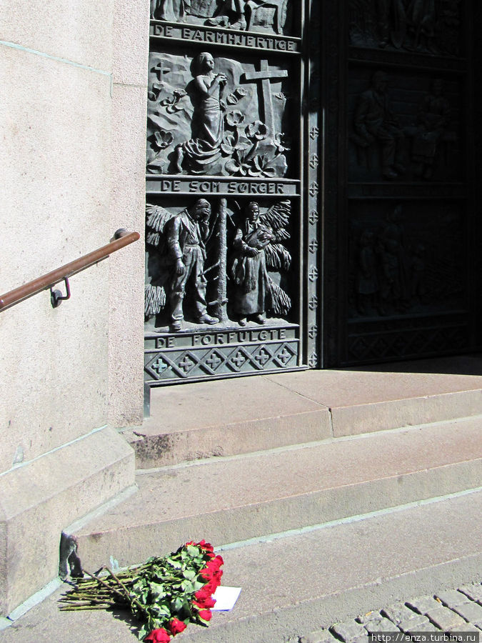 Цветы у собора в память о жертвах Брейвика. Осло, Норвегия