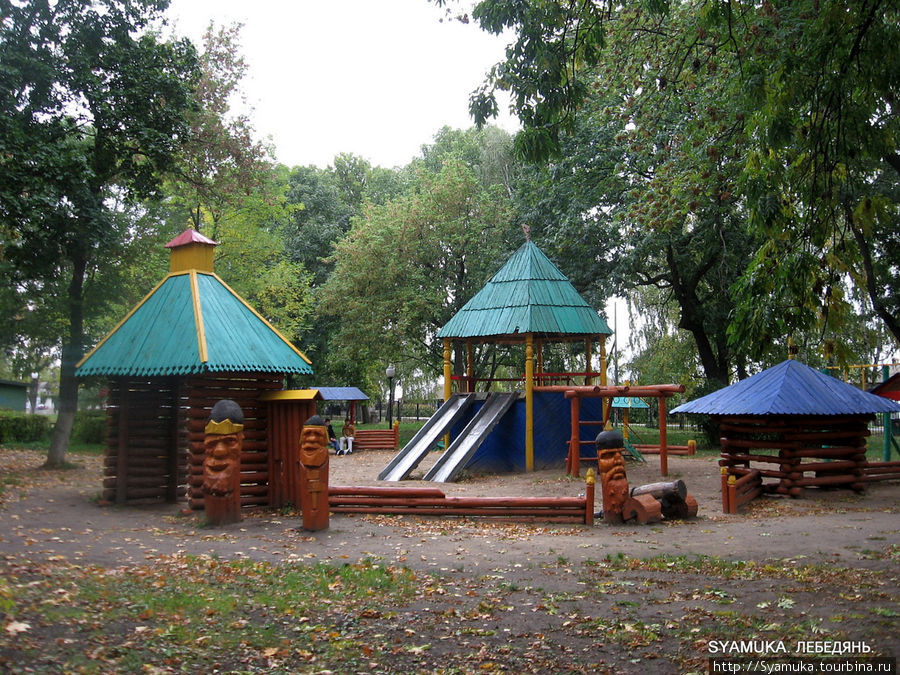 В парке построен деревянный городок в псевдорусском стиле. Лебедянь, Россия