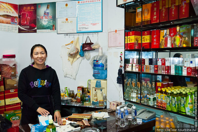 Продавец сигарет, алкоголя и без алкоголя Хэйхэ, Китай