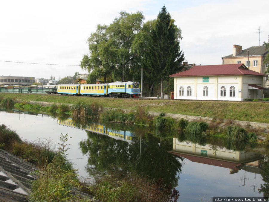 А это — детская железная дорога и детский вокзал Ровно, Украина