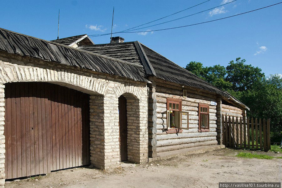 Домик с воротами из местного известняка Изборск, Россия