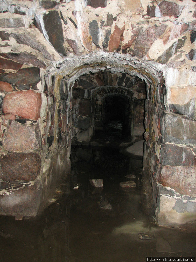 Вход в подземный туннель Хельсинки, Финляндия