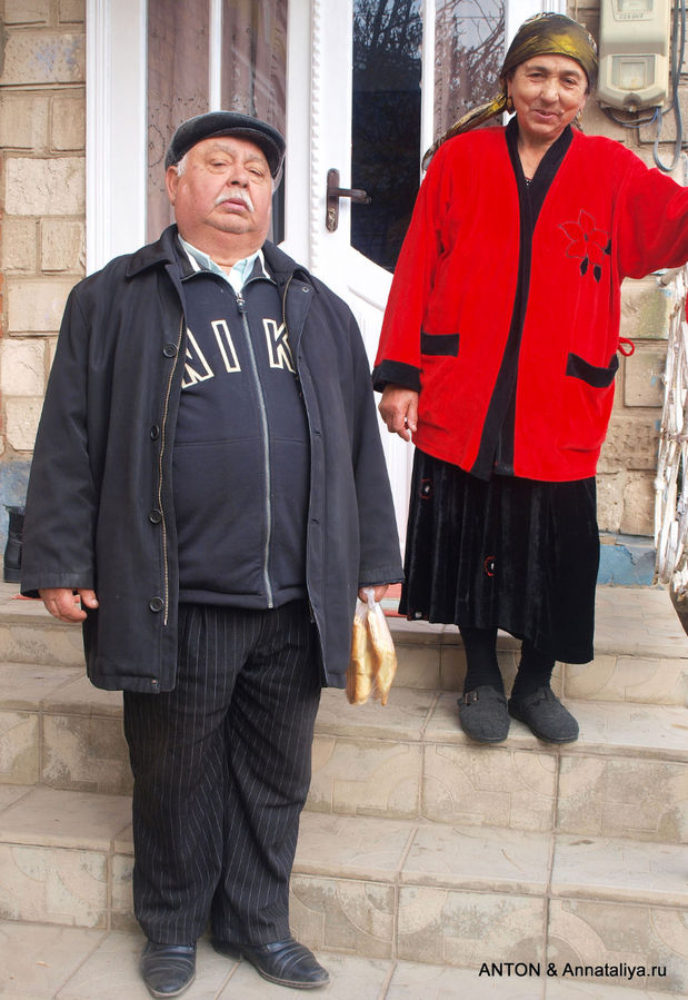 Сергей и его родственница Преда на крыльце дома Преды. Сороки, Молдова