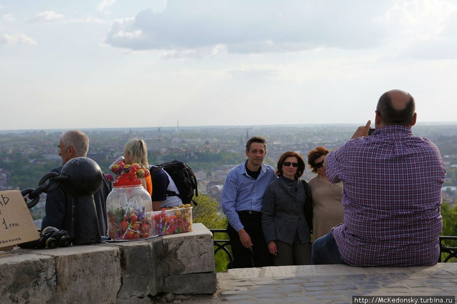 Высокий замок — обзорное место. Когда-то здесь был замок, теперь место паломничества туристов. Львов, Украина