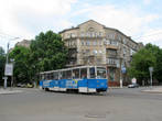 Трамвай 71-605 пересекает проспект Ленина