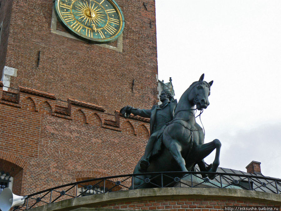 У входа в замок — памятник национальному герою Польши Тадеушу Костюшко. Краков, Польша