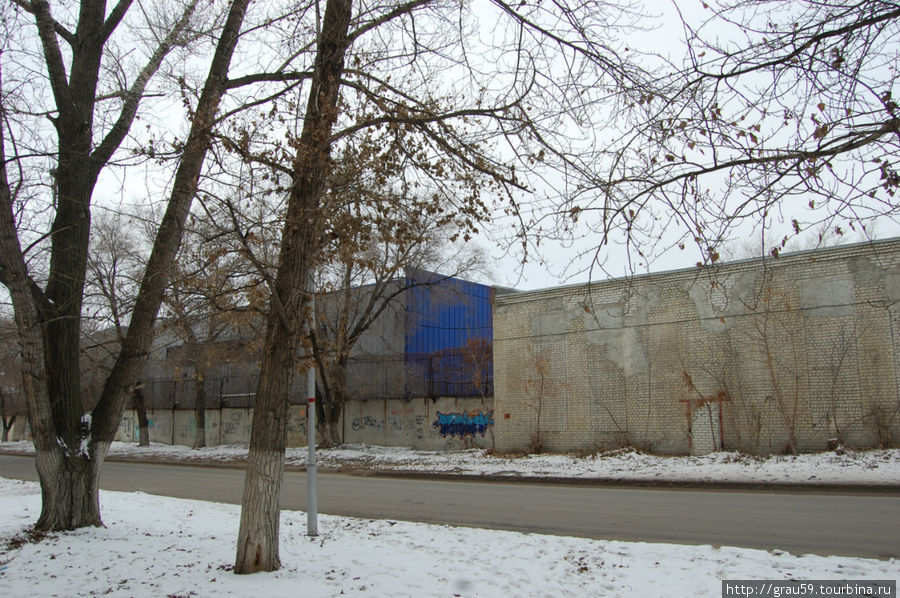 Стена на четной стороне улицы Саратов, Россия