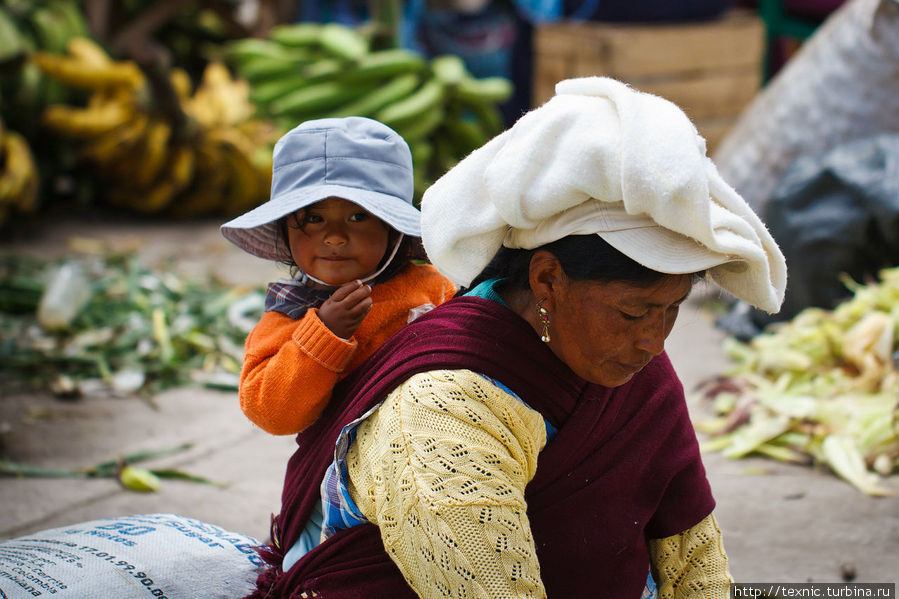 На рынок многие женщины приходят с детьми и сидят здесь с ними целый день. Дома оставить детей не с кем Сакисили, Эквадор