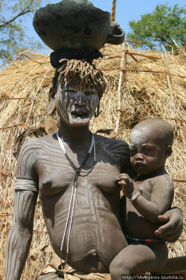 В деревне народности мурси Эфиопия