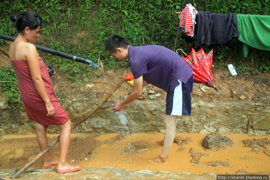 После грязи можно и помыться — тут же, у дороги Лаос