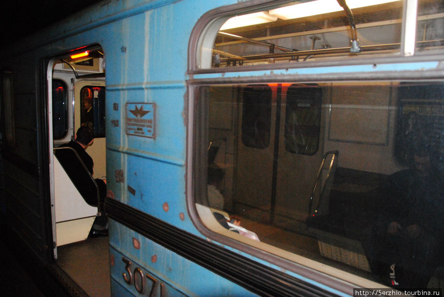 Поезд на Синей линии №3 Над дверью как раз горит лампа. оповещающая о закрытии дверей. Будапешт, Венгрия