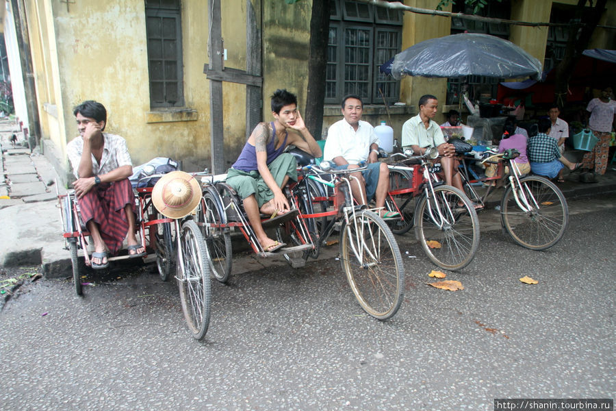 Стоянка велорикш Янгон, Мьянма