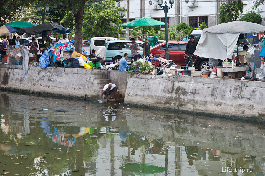 Бангкок река в городе. Каналы Бангкока. Река в Бангкоке. Клонгам в Бангкоке. Рыба в каналах Бангкока.