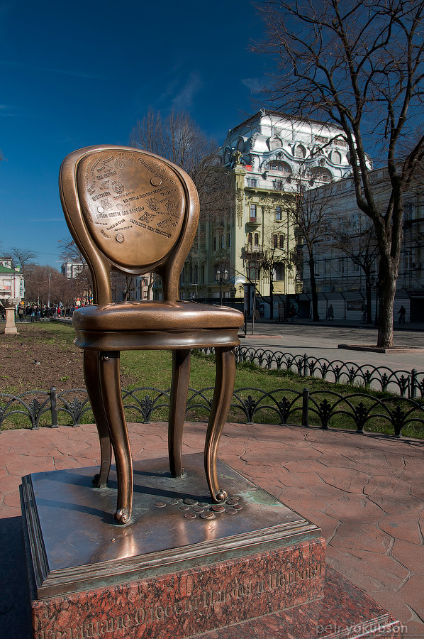 Памятник Ильфу и Петрову 12-ый стул в Горсаду Одесса, Украина