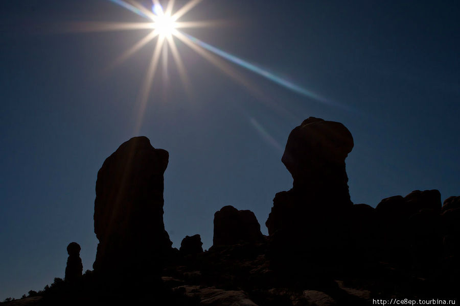Солнце высоки, резкие тени Национальный парк Арчес, CША