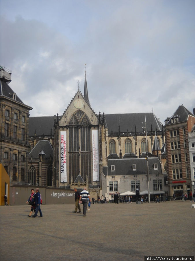 Боковой вид на церковь Амстердам, Нидерланды
