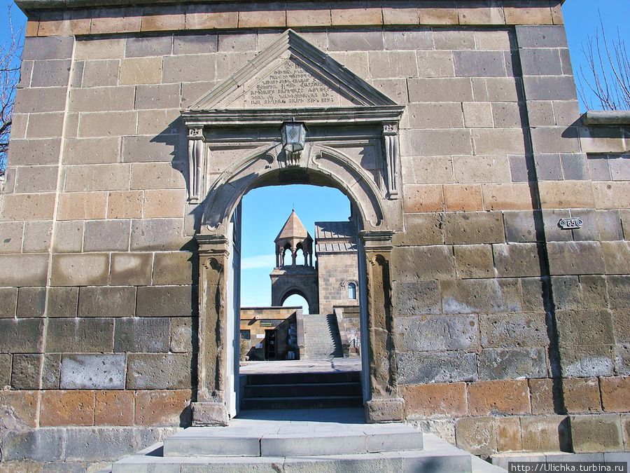 Церковь Св. Рипсиме в Вагаршапате является одним из наиболее ярких примеров армянской религиозной архитектуры периода раннего средневековья и жемчужиной сложнейшего архитектурного проектирования. Она была основана в 618 году, католикосом Комитасом Ахцеци на месте мавзолея IV века содержащего остатки мученицы Св. Рипсиме Вагаршапат, Армения