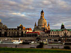 Самые лучшие фотографии исторической части Дрездена получаются, если фотографировать с противоположного берега.
