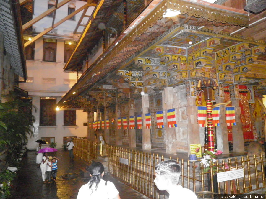 В этом деревяном храме внутри храма, и хранится Зуб Будды. Канди, Шри-Ланка