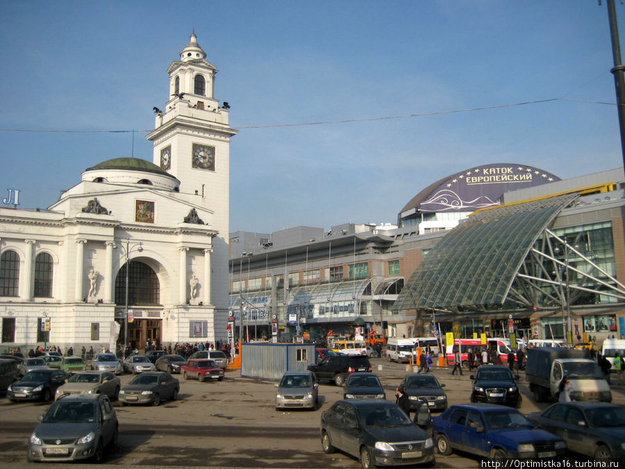 На площади Европы у Киевского вокзала оглянуться по сторонам Москва, Россия