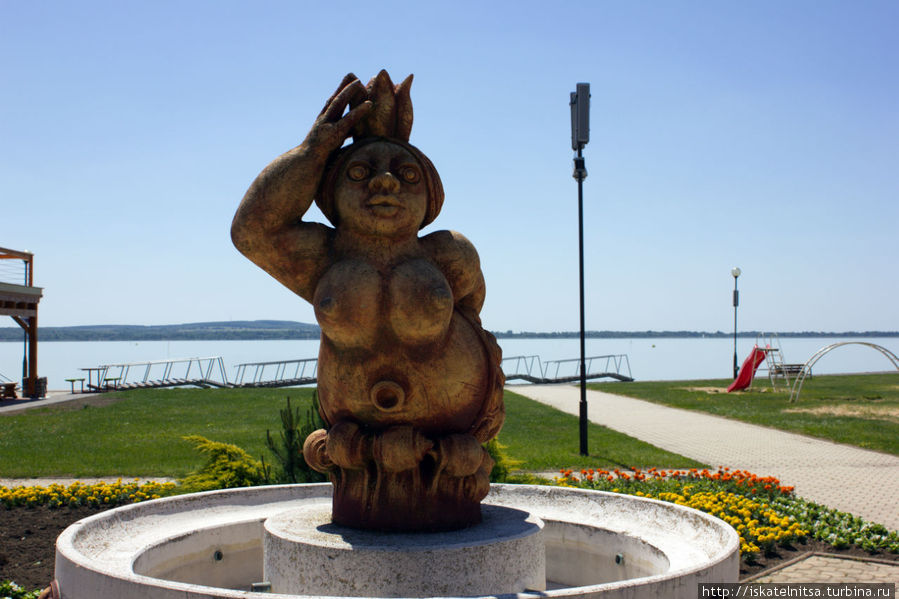 Еще одна странная скульптура около озера Балатон Хевиз, Венгрия