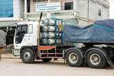 Большая часть грузовиков на границе с газовыми двигателями. В Камбодже таких нет.
