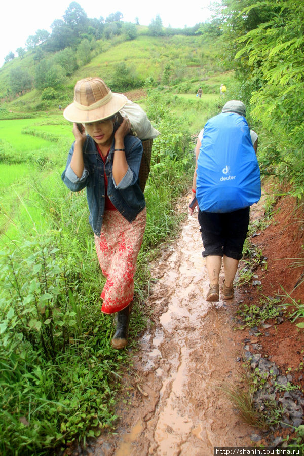 Местные тоже ходят пешком и с рюкзаками Кало, Мьянма