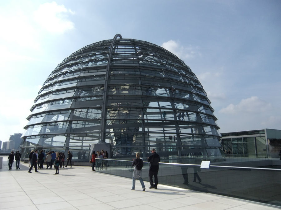 снаружи купола, на крыше Рейхстага, тоже можно прогуляться Берлин, Германия