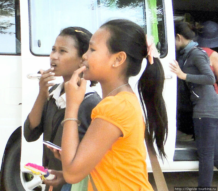 Этим жестом  девочки, увидев на наших губах помаду, просили отдать  тюбики им, даже с пользованной помадой Провинция Сиемреап, Камбоджа